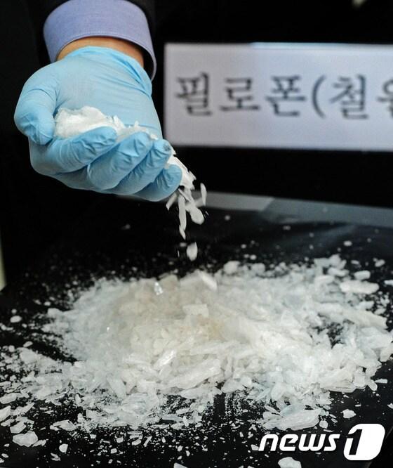 본문 이미지 - 50만명이 투약 가능한 500억 상당(15kg) 멕시코 필로폰 밀수 조직 적발 브리핑이 열린 12일 오후 전북지방검찰청에서 수사관들이 압수된 필로폰을 정리하고 있다.2014.5.12/뉴스1 ⓒ News1