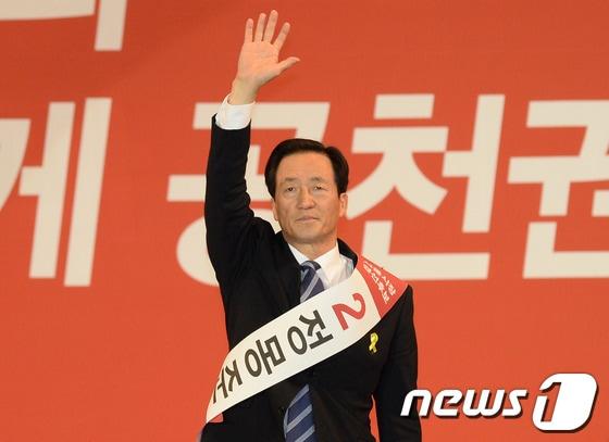 본문 이미지 - 정몽준 새누리당 서울시장 예비후보가 12일 오후 서울 송파구 방이동 올림픽체조경기장에서 열린 2014 전국동시지방선거 새누리당 서울시장 후보자 선출대회에서 인사하고 있다. 2014.5.12/뉴스1 © News1 박철중 기자