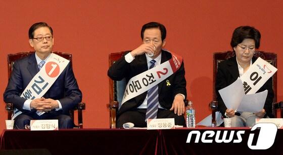 본문 이미지 - 김황식, 정몽준, 이혜훈&#40;왼쪽부터&#41; 새누리당 서울시장 예비후보가 12일 오후 서울 송파구 방이동 올림픽체조경기장에서 열린 2014 전국동시지방선거 새누리당 서울시장 후보자 선출대회에서 각각 자리에 앉아 있다. 2014.5.12/뉴스1 © News1 박철중 기자