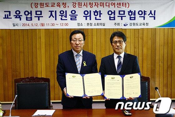 본문 이미지 - 12일 민병희 강원도교육감은 초·중·고교생들의 방과후 학교와 창의적 체험활동 활성화를 위해 강원시청자미디어센터와 교육기부 업무협약을 했다.&#40;강원도교육청 제공&#41; 2014.5.12/뉴스1 © News1   이예지 기자