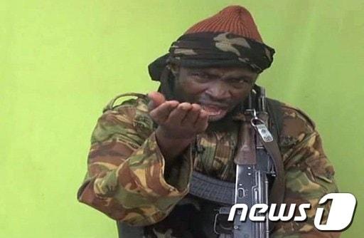 본문 이미지 - AFP통신이 12일&#40;현지시간&#41; 입수 공개한  영상물에서 보코하람  지도자인 아부바카르 셰카우가 여학생 인질들과 반군 수감자들을 맞교환하자고 제안하고 있다. © AFP=뉴스1  