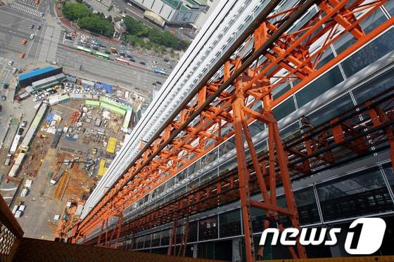 본문 이미지 - 서울 송파구 잠실 제2롯데월드 신축공사현장 월드타워동 33층에서 바라본 제2롯데월드 신축공사 현장.2014.5.13/뉴스1 © News1   이동원 기자