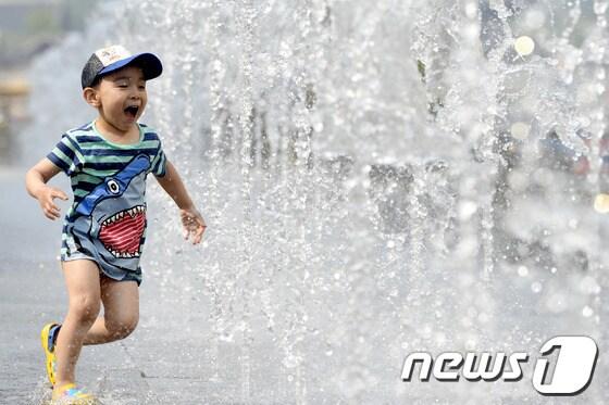 본문 이미지 - 서울 낮 기온 26도, 대구 31도까지 오르며 초여름 날씨를 보인 13일 서울 광화문 광장 분수대에서 한 어린이가 더위를 식히고 있다. 2014.5.13/뉴스1 © News1   안은나 기자