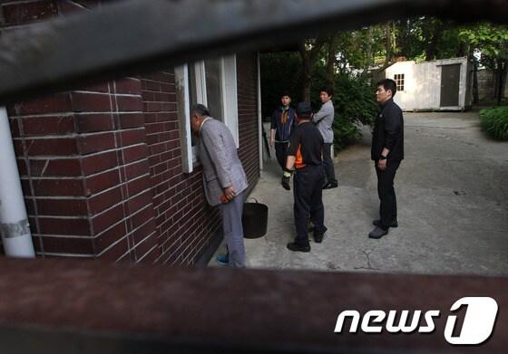 본문 이미지 - 유병언 전 세모그룹 회장의 장남 대균씨에 대한 체포영장 집행에 나선 검찰과 소방 관계자들이 13일 오후 서울 서초구 염곡동 대균씨의 자택 &#39;세모타운&#39;에 강제진입해 내부를 수색하고 있다. © News1 송은석 기자