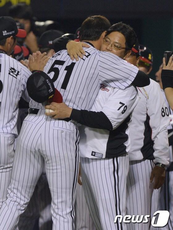 본문 이미지 - 13일 오후 서울 잠실야구장에서 열린 2014 한국야쿠르트 세븐 프로야구 LG트윈스와 롯데자이언츠의 경기에서 5대0 승리를 거둔 LG 선수들이 경기종료 후 양상문 감독과 하이파이브를 나누고 있다. LG 마무리 봉중근이 데뷔전 승리를 거둔 공을 양상문 감독에게 건넨 후 얼싸안고 있다. 2014.5.13/뉴스1 © News1 이동원 기자