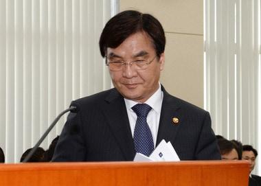 본문 이미지 - 강병규 안전행정부 장관이 14일 오전 서울 여의도 국회에서 열린 안전행정위원회 전체회의에 출석해 세월호 참사와 관련한 현안보고를 위해 이동하고 있다. 이날 안행위 전체회의에서는 세월호 사고와 관련 허술한 초동 대처, 중앙재난안전대책본부가 탑승객 수조차 정확히 파악하지 못한점, 구조 현장 지휘의 혼선 등을 집중 질의할 예정이다. 2014.5.14/뉴스1 © News1   박철중 기자