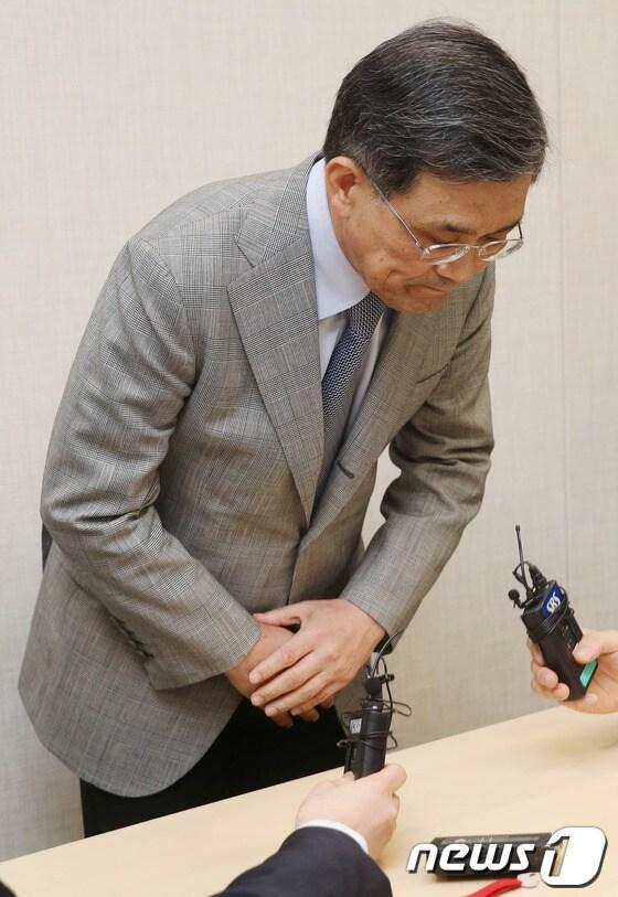 본문 이미지 - 권오현 삼성전자 부회장이 14일 오전 서울 삼성전자 서초사옥에서 반도체 사업장 근무 중 산업재해로 의심되는 백혈병 투병 및 사망 직원들에 대한 보상 관련 브리핑에 앞서 고개를 숙이고 있다.권 부회장은 이번 브리핑에서 백혈병 및 난치병 문제에 대해 사과하고 보상과 재발방지 대책 수립을 약속했다. 2014.5.14 머니투데이/뉴스1 © News1   