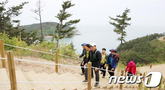 본문 이미지 - 이태백이 감탄한 태안군 소원면 의항 2리에 있는 태배길을 관광객이 오르고 있다.<사진제공=태안군청>© News1 