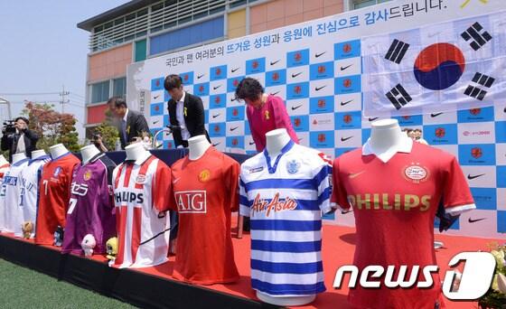 본문 이미지 - 한국축구의 영웅 박지성&#40;33·PSV 에인트호벤&#41;이 14일 오전 경기도 수원 박지성축구센터에서 거취관련 기자회견을 마친 후 취재진을 향해 인사를 하고 있다. 2014.5.14/뉴스1 © News1   이동원 기자