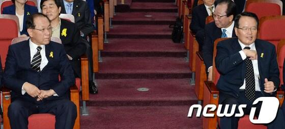 본문 이미지 - 차기 국회의장직에 도전하는 것으로 알려진 황우여 새누리당 대표(왼쪽), 정의화 의원(오른쪽)이 14일 오전 서울 여의도 국회 의원회관에서 열린 제5차 상임전국위원회에서 각각 자리에 앉아 있다. 2014.5.14/뉴스1 © News1   박철중 기자