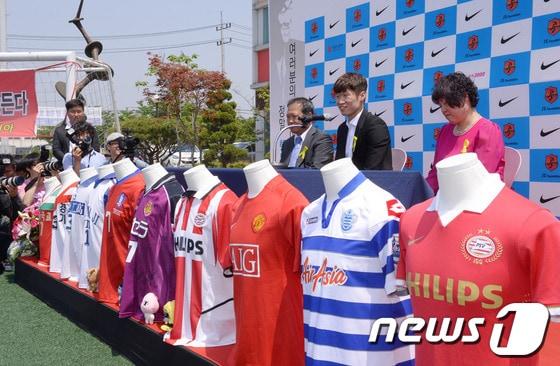 본문 이미지 - &#39;한국 축구의 영웅&#39; 박지성&#40;가운데&#41;이 14일  경기도 수원 박지성축구센터에서 부모님과 함께  은퇴 기자회견을 갖고 있다. 2014.5.14/뉴스1 © News1 이동원 기자