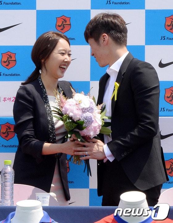 본문 이미지 - 은퇴를 선언한 박지성(오른쪽)이 14일 오전 경기도 수원시 영통구 박지성축구센터에서 열린 은퇴기자회견에서 깜짝 방문한 예비신부 김민지(전 아나운서)씨의 꽃다발을 받고 있다.2014.5.14/뉴스1 © News1   이동원 기자