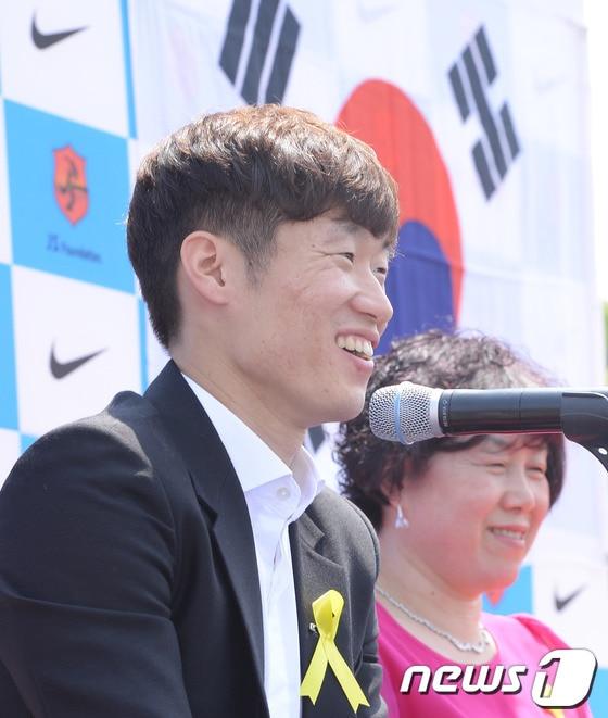본문 이미지 - 한국축구의 영웅 박지성&#40;33·PSV 에인트호벤&#41;이 14일 오전 경기도 수원 박지성축구센터에서 은퇴기자회견을 갖고 있다. 2014.5.14/뉴스1 © News1   이동원 기자