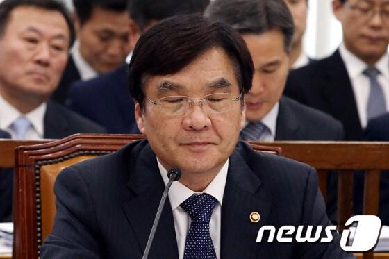 본문 이미지 - 강병규 안행부장관이 세월호 침몰 사고 현안 보고를 위해 14일 오전 서울 여의도 국회에서 열린 안전행정위원회 전체회의에 출석해 의원들의 질의를 듣고 있다.2014.5.14/뉴스1 © News1   이광호 기자