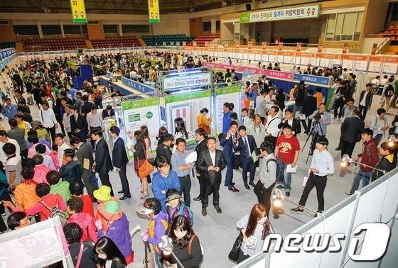 본문 이미지 - 전남 광양에서 열린 &#39;2014 전라남도 일자리 취업박람회. © News1 