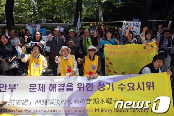 본문 이미지 - 14일 서울 종로구 중학동 주한 일본대사관 앞에서 열린 1126차 일본군 '위안부' 문제 해결을 위한 정기 수요시위에서 이용수, 길원옥, 김복동 할머니(앞줄 왼쪽부터)를 비롯한 참가자들이 일본 정부의 공식 사죄를 촉구하는 구호를 외치고 있다. 2014.5.14/뉴스1 © News1   한재호 기자