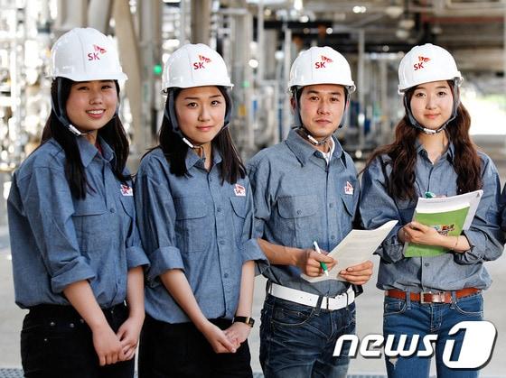 본문 이미지 - 울산대학교가 14일 교육부와 한국대학교육협의회가 발표한 '2013년 산업계 관점 대학평가'에서 정유석유화학 분야 최우수 대학 중 하나로 선정됐다. SK에너지에서 현장 실습 중인 울산대 학생들. (울산대학교 제공) © News1