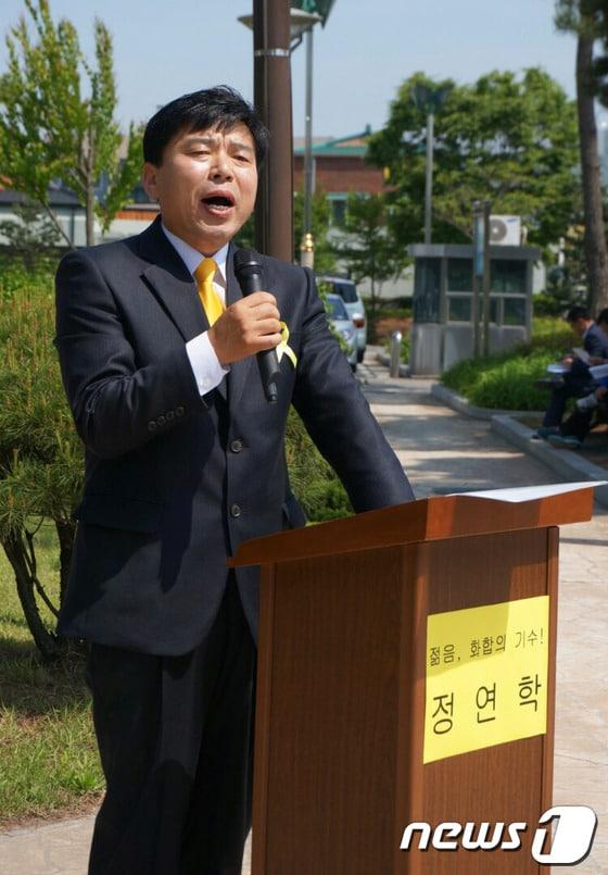 본문 이미지 - 새정치민주연합 정연학 횡성군수 예비후보가 14일 오후 2시 횡성 만세공원에서 탈당 후 무소속으로 출마하겠다는 기자회견을 가졌다.2014.5.14/뉴스1 © News1   권혜민 기자