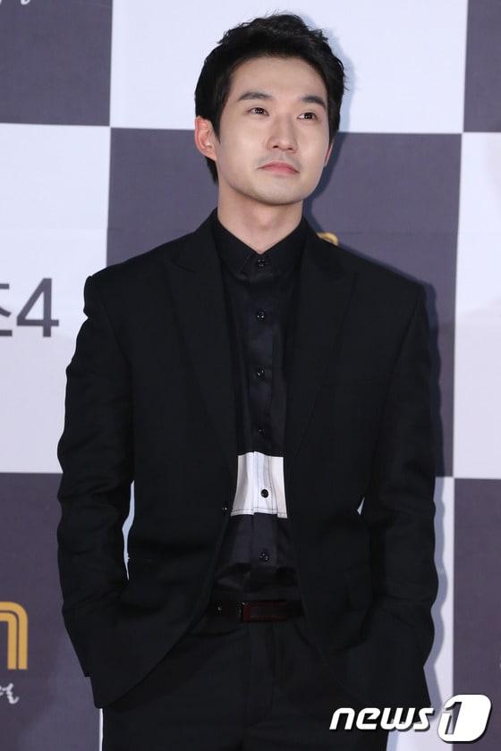 본문 이미지 - 배우 류덕환이 14일 오후 서울 마포구 CGV 상암에서 열린 OCN드라마 '신의 퀴즈 시즌4' 제작발표회에서 포토타임을 갖고 있다. 2014.5.14 스타뉴스/뉴스1 © News1   