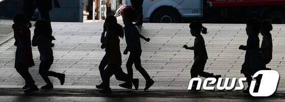 본문 이미지 - 어린이집 앞을 뛰어다니고 있는 어린이들. 자료사진 2014.5.14/뉴스1 © News1   양동욱 기자
