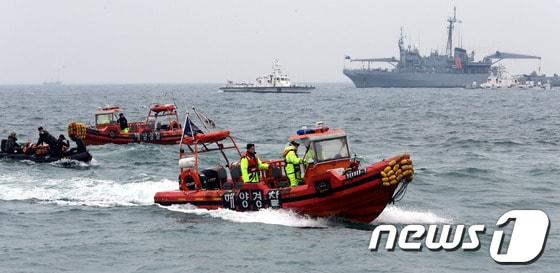 본문 이미지 - 세월호 침몰사고 29일째인 14일 오후 전남 진도 앞바다 세월호 사고해역에서 수색작업이 계속되고 있다. 2014.5.14/뉴스1  © News1   박지혜 기자