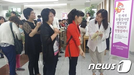 본문 이미지 - 부산수영 하나님의교회에서 14일 생명살리기 헌혈운동에 성도와 가족들이 동참하고 있다.© News1 