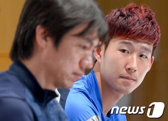 본문 이미지 - 홍명보 감독이 런던에서 손흥민과 만날 예정이다. 2014 브라질 월드컵 준비 당시의 손흥민(오른쪽)과 홍명보 감독.뉴스1 ⓒ News1 DB