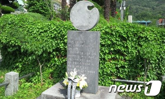 본문 이미지 - 물에 빠진 제자들을 구하다 23세 나이에 생을 마감한 고 김인자 선생의 숭고한 사랑을 기리기 위해 건립한 사도비에 스승의 날을 맞아 14일 제자들이 헌화 했다..© News1 