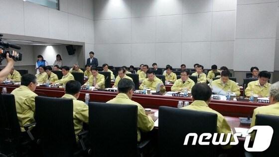 본문 이미지 - 6.4 서울시장 선거에 출마하는 박원순 서울시장은 출마 당일인 15일 신청사에서 &#39;풍수해 대책 점검회의&#39;를 주재하고 각 실국장들에게 여름철 안전 사고 예방에 만전을 기해줄 것을 당부했다. © News1   고유선 기자