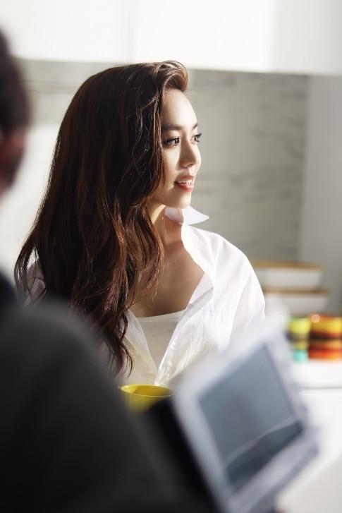 본문 이미지 - 배우 김희정이 15일 공개되는 가수 엠파이어 신곡 '그런 애 아니야' 뮤직비디오에서 여주인공으로 출연했다. © 핑크스푼 
