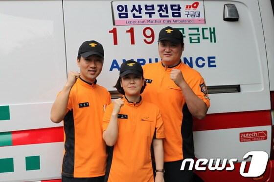 본문 이미지 - 구급차에서 산모 분만을 유도한 대원들. 왼쪽부터 대전북부소방서 김태형 소방교, 조은숙 소방장, 박명하 소방교. © News1 