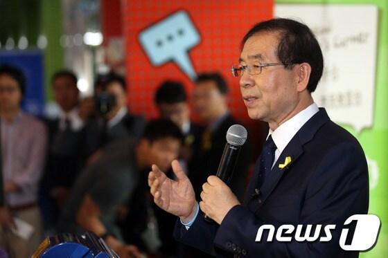 본문 이미지 - 6.4 지방선거에 나서는 박원순 서울시장이 15일 오전 서울시청 시민청에서 출마 선언을 하고 있다. 박 시장은 이어서 서울광장에 마련된 세월호 희생자 분향소와 동작동 국립현충원을 잇따라 방문해 세월호 희생자의 넋을 추모하고 순국선열과 호국영령을 참배할 계획이다. 2014.5.15/뉴스1 © News1   한재호 기자