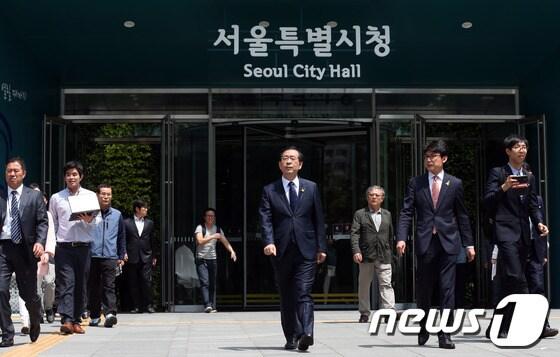 본문 이미지 - 6.4 지방선거에 나서는 박원순 서울시장이 15일 오전 서울시청 시민청에서 출마 선언을 마치고 청사를 나서고 있다.박 시장은 이어서 서울광장에 마련된 세월호 희생자 분향소와 동작동 국립현충원을 잇따라 방문해 세월호 희생자의 넋을 추모하고 순국선열과 호국영령을 참배할 계획이다. 2014.5.15/뉴스1 © News1   한재호 기자