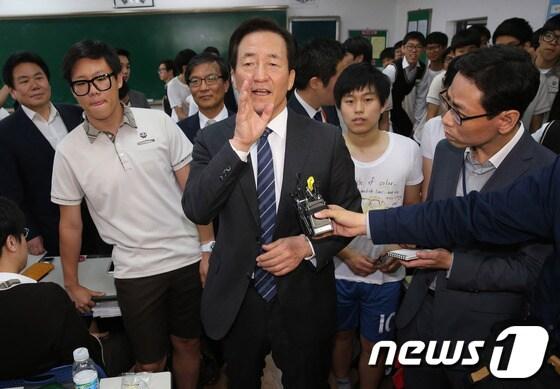 본문 이미지 - 정몽준 새누리당 서울시장 후보가 15일 스승의 날을 맞아 자신의 모교인 서울 종로구 계동 중앙고등학교를 방문해 학생들과 이야기를 나누고 있다. 2014.5.15/뉴스1 © News1 안은나 기자