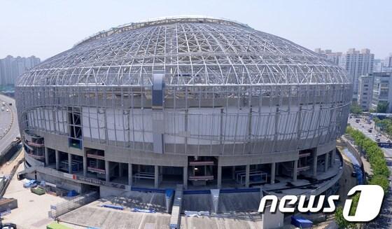 본문 이미지 - 15일 오후 서울 구로구 고척동 서남권 고척돔야구장 건설공사가 한창이다.국내 첫 돔구장인 고척돔이 프로야구 넥센 히어로즈의 홈구장이 될것으로 알려져 이목이 집중되고 있다.서울시는 평소 상습 정체 구역인 고척돔 인근의 교통난 해소를 위해 전체 사업비의 3분의 1이 넘는 1000억원가량을 투입한 것으로 알려졌다.고척돔은 지난 2009년 4월 시공에 들어갔으며 내년 2월 완공될 예정으로 1만 9000여명을 수용할 수 있는 규모이다.목동 야구장을 홈구장으로 사용중인 넥센이 고척돔으로 옮겨가면 목동 구장은 아마추어 야구 전용 경기장으로 활용될 것으로 전망한다. 2014.5.15/뉴스1 © News1   이동원 기자