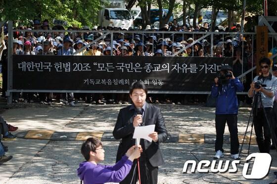 본문 이미지 - 조계웅 기독교복음침례회&#40;구원파&#41; 대변인이 15일 경기 안성시 보개면 금수원 정문 앞에서 기자회견을 열고 검찰수사가 불공평하다며 종교탄압 중단을 촉구하고 있다. © News1 유승관 기자
