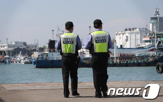 본문 이미지 - 인천 중구 인천항에서 해양경찰 대원들이 선박을 확인하고 있다. ⓒ 뉴스1 DB