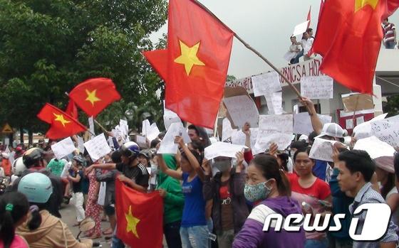 본문 이미지 - 14일(현지시간) 베트남 남부 빈즈엉성에서 반중국 시위가 벌어지고 있다. ©AFP=뉴스1 