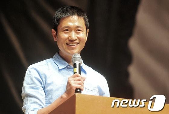 본문 이미지 - 이영표 전 국가대표 축구선수가 해설위원으로 변신, 정확한 해설로 축구팬들의 눈길을 끌었다. © News1 