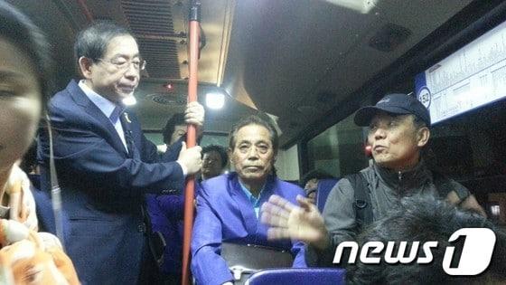 본문 이미지 - 박원순 새정치민주연합 서울시장 후보는 첫 공식일정에서 첫 차를 타고 시민들과 만났다. © News1   고유선 기자