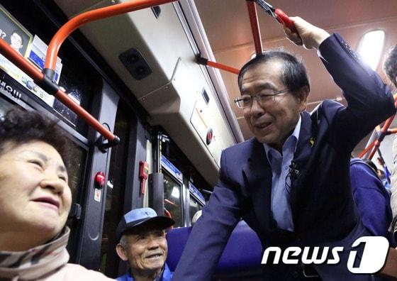 본문 이미지 - 박원순 새정치민주연합 서울시장 후보가 16일 새벽 서울 강북구 구세군강북종합사회복지관입구에서 첫 버스에 올라 시민들과 이야기를 나누고 있다. (박원순후보 캠프 제공) 2014.5.16/뉴스1 © News1   