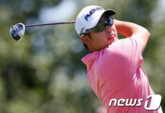 본문 이미지 - 16일&#40;한국시간&#41; 벌어진 PGA투어 HP 바이런 넬슨 챔피언십 1라운드에서 재미교포 존 허&#40;24·한국명 허찬수·한국인삼공사&#41;가 티샷을 날리고 있다. © AFP=News1 