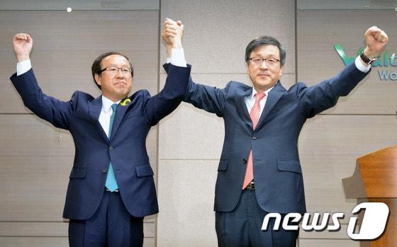 본문 이미지 - 김선배&#40;왼쪽&#41;와 김광래&#40;오른쪽&#41; 강원도교육감 예비후보가 16일 오전 원주시청 브리핑룸에서 보수 후보 단일화 기자회견을 갖고 포즈를 취하고 있다. 2014.5.16/뉴스1 © News1   신효재 기자