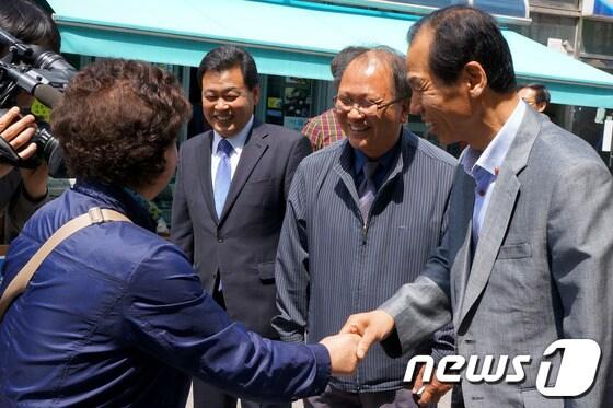 본문 이미지 - 최문순 강원도지사 후보(오른쪽)와 고춘석 홍천군수 후보(왼쪽), 김재근 홍천군의원 후보(가운데)가 16일 오전 강원 홍천군 중앙시장 5일장을 방문, 지역민과 인사를 나누며 웃음을 짓고 있다. 2014.5.16/뉴스1 © News1   윤창완 기자