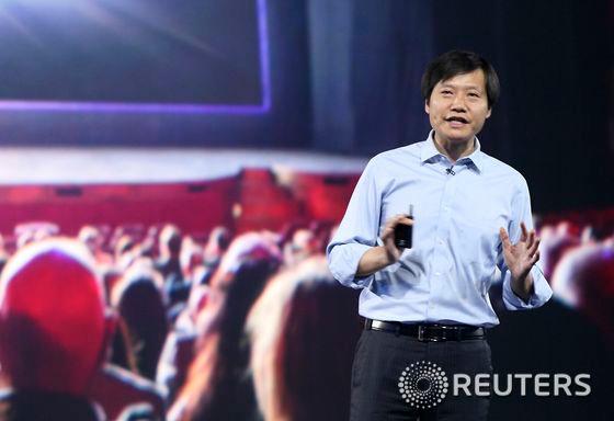 본문 이미지 - 샤오미의 레이쥔(雷軍) 최고경영자(CEO)는 15일(현지시간) 베이징 국제컨벤션센터에서 신제품 발표회를 통해 첫 자사의 태블릿PC '미패드'를 설명하고 있다. © 로이터=뉴스1 