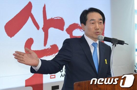 본문 이미지 - 16일 강원 원주에 선거사무소를 연 강원지사 최흥집 후보가