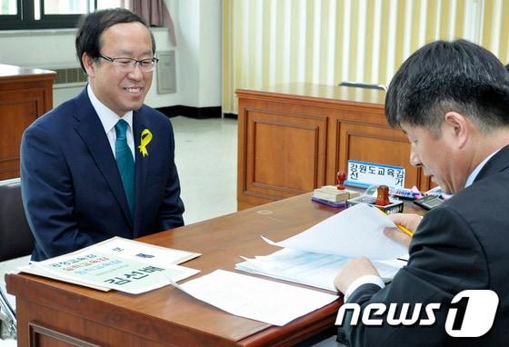 본문 이미지 - 제6회 전국동시지방선거 후보자 등록  마지막 날인 16일 오전 김선배 강원도교육감 예비후보가 강원 춘천시 강원도선거관리위원회를 찾아 후보 접수를 하고 있다. 2014.5.16/뉴스1 © News1   이예지 기자