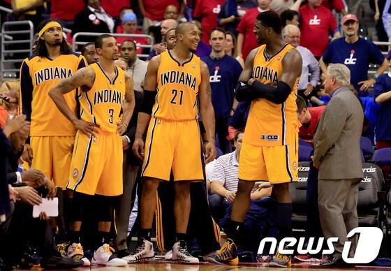 본문 이미지 - 16일(한국시간) NBA 플레이오프 동부 컨퍼런스 6차전에서 워싱턴 위저즈를 꺾고 2시즌 연속 컨퍼런스 결승 진출에 성공한 인디애나 페이서스 선수들이 기뻐하고 있다.© AFP=News1 