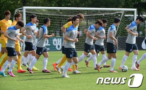 본문 이미지 - 축구 국가대표팀이 16일 오후 경기 파주 트레이닝센터(NFC)에서 2014 브라질 월드컵 대비 훈련을 하기 위해 운동장으로 뛰어가고 있다. 2014.5.16/뉴스1 © News1   정회성 기자