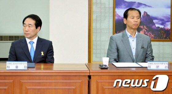 본문 이미지 - 최문순(오른쪽), 최흥집 강원도지사 후보가 16일 강원 춘천시 강원도선거관리위원회 대회의실에서 열린 '매니페스토 정책선거 실천 협약식'에서 서로 다른 곳을 바라보고 있다. 2014.5.16/뉴스1 © News1   홍성우 기자